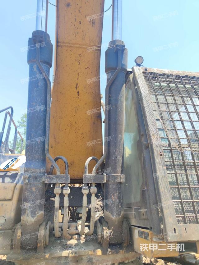 大臂油缸整体 竖拍(工作和回转装置) 大臂油缸整体 竖拍(工作和回转装置)