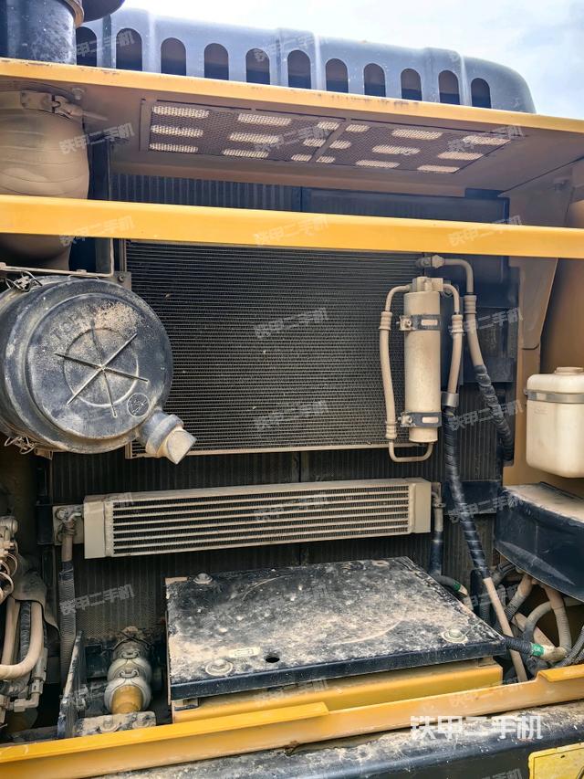 散熱器正面(大件艙室) 散熱器正面(大件艙室)