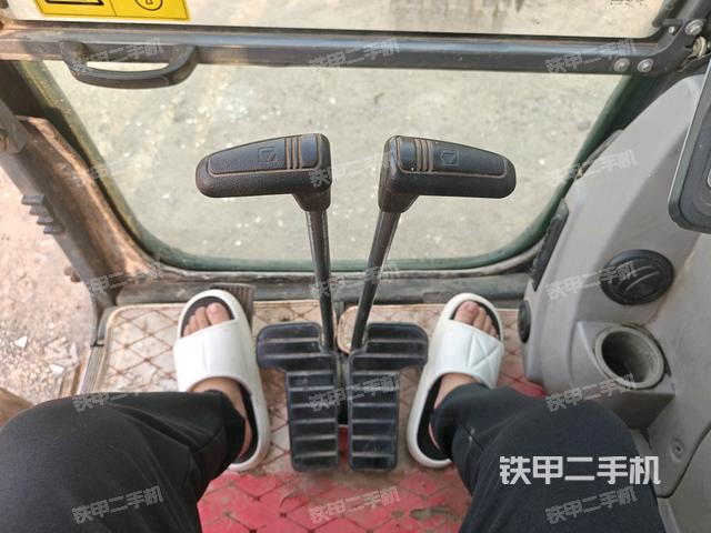 行走控制手柄和踏板?俯拍(駕駛室部分) 行走控制手柄和踏板?俯拍(駕駛室部分)