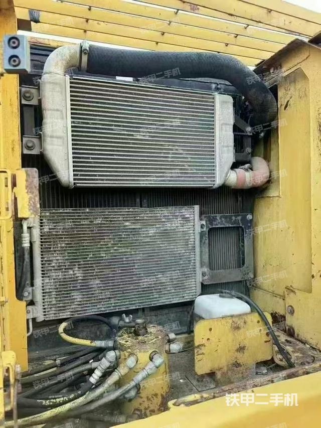 散熱器正面(大件艙室) 散熱器正面(大件艙室)