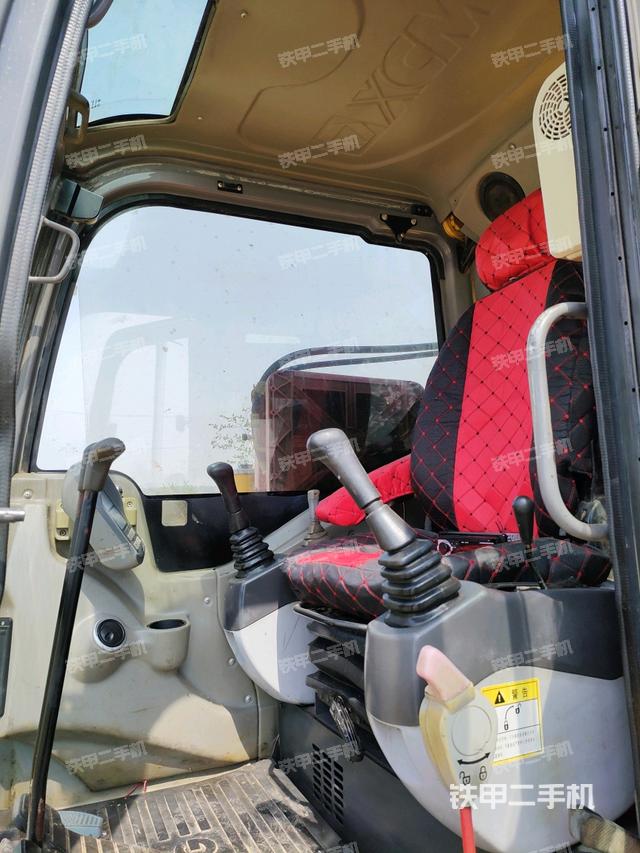駕駛室頂部(整機(jī)外觀) 駕駛室頂部(整機(jī)外觀)