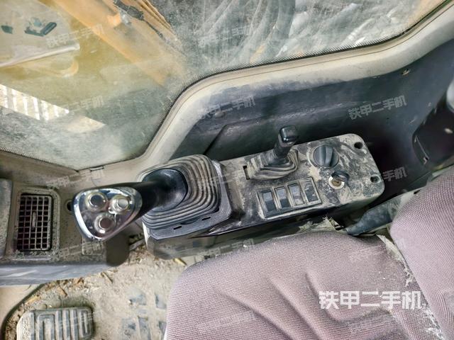 座椅右側(cè)控制臺/鑰匙門/油門/含右手柄(駕駛室部分) 座椅右側(cè)控制臺/鑰匙門/油門/含右手柄(駕駛室部分)