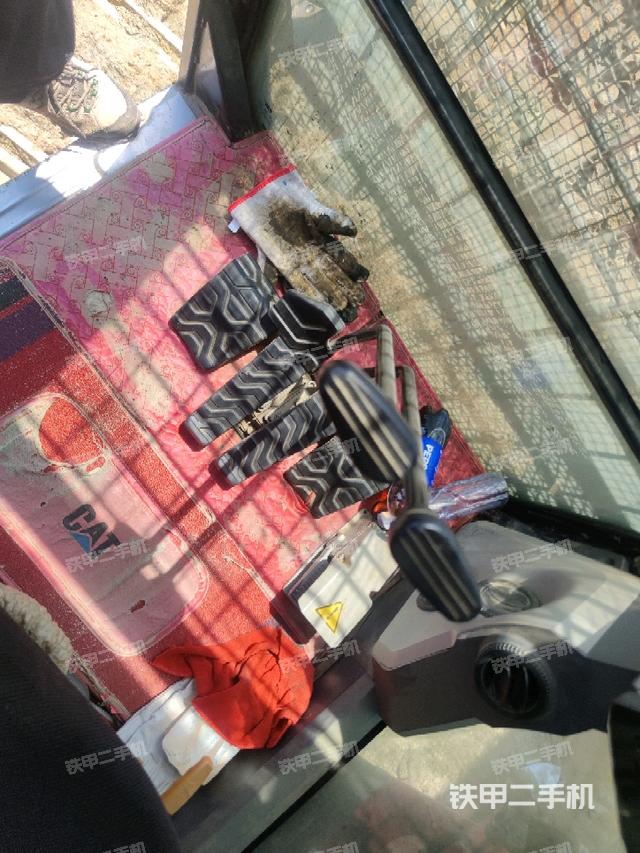 左后方玻璃角标(驾驶室部分) 左后方玻璃角标(驾驶室部分)