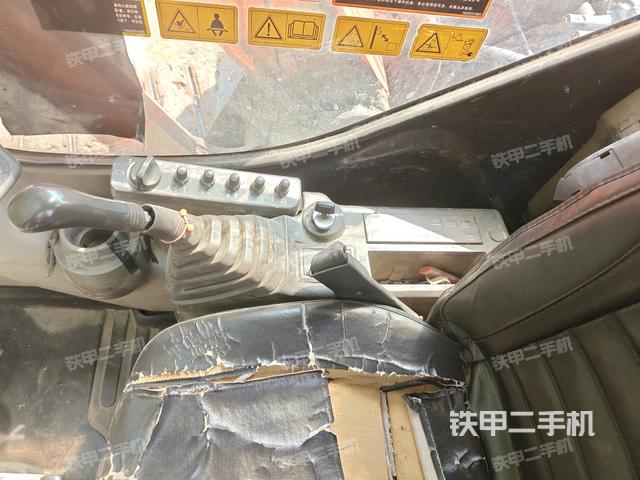 座椅右側(cè)控制臺(tái)/鑰匙門(mén)/油門(mén)/含右手柄(駕駛室部分) 座椅右側(cè)控制臺(tái)/鑰匙門(mén)/油門(mén)/含右手柄(駕駛室部分)