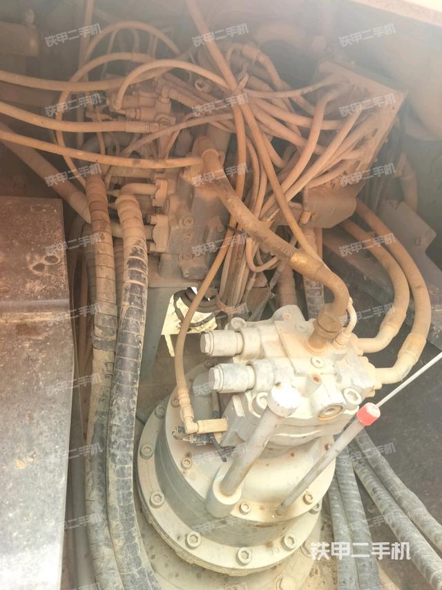 回轉(zhuǎn)馬達和主控閥(整機外觀) 回轉(zhuǎn)馬達和主控閥(整機外觀)