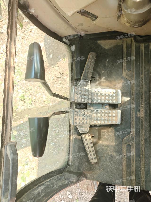 行走控制手柄和踏板?俯拍(駕駛室部分) 行走控制手柄和踏板?俯拍(駕駛室部分)