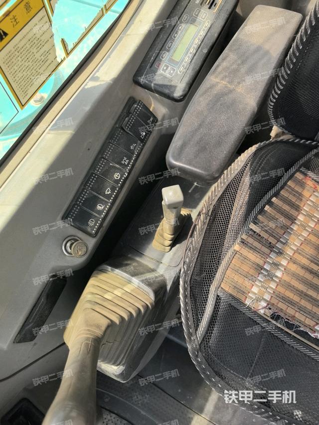 座椅右側(cè)控制臺/鑰匙門/油門/含右手柄（駕駛室部分）