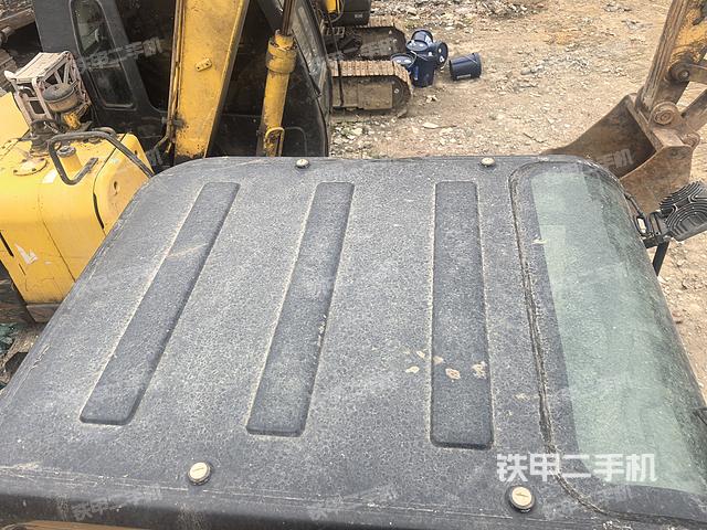 駕駛室頂部(整機(jī)外觀) 駕駛室頂部(整機(jī)外觀)