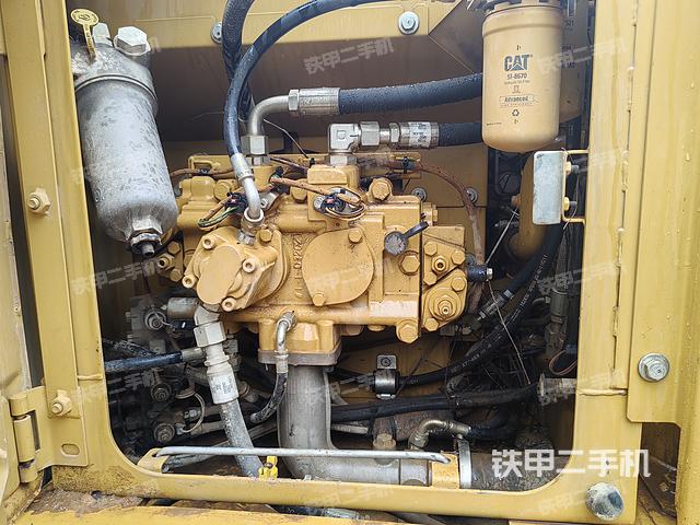 液壓泵艙室正面整體(整機(jī)外觀) 液壓泵艙室正面整體(整機(jī)外觀)