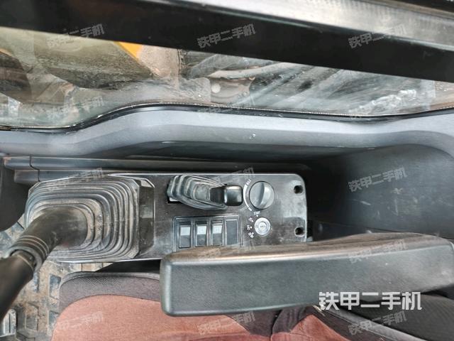 座椅右側控制臺/鑰匙門/油門/含右手柄(駕駛室部分) 座椅右側控制臺/鑰匙門/油門/含右手柄(駕駛室部分)
