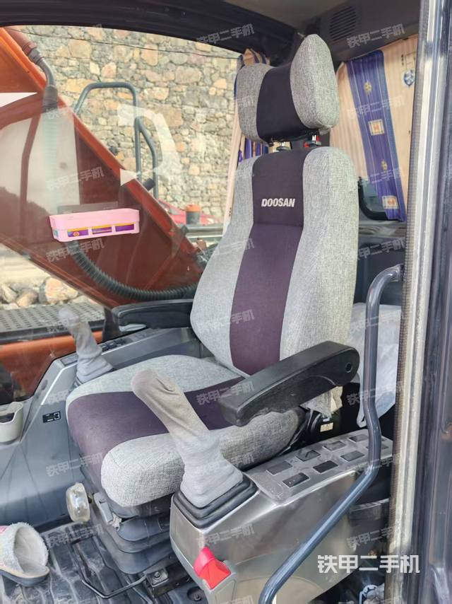 駕駛室整體(整機(jī)外觀) 駕駛室整體(整機(jī)外觀)