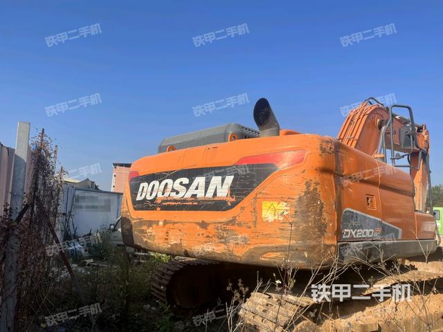 單側(cè)履帶整體(整機外觀) 單側(cè)履帶整體(整機外觀)