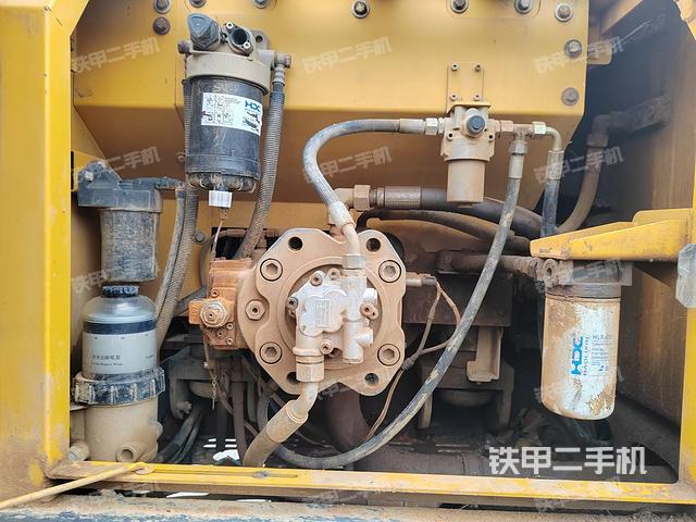 液壓泵艙室正面整體（整機外觀）