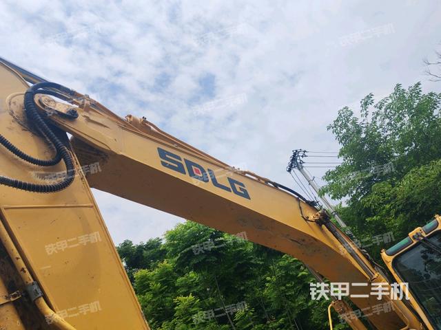 鏟斗右后整體(工作和回轉(zhuǎn)裝置) 鏟斗右后整體(工作和回轉(zhuǎn)裝置)