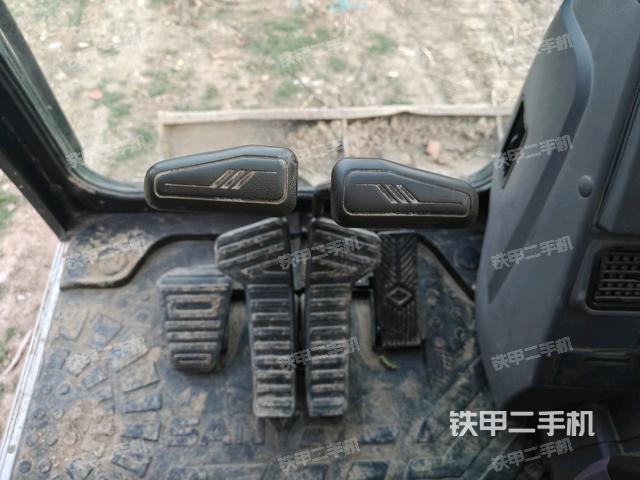 行走控制手柄和踏板?俯拍(駕駛室部分) 行走控制手柄和踏板?俯拍(駕駛室部分)