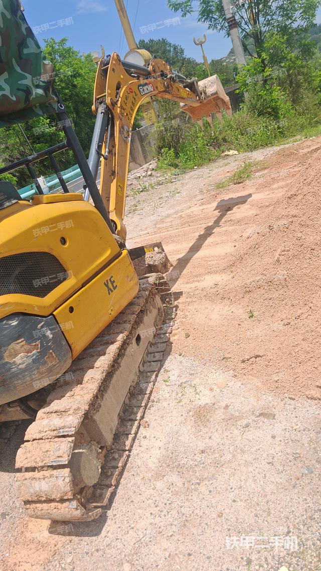 單側(cè)履帶整體(整機(jī)外觀) 單側(cè)履帶整體(整機(jī)外觀)