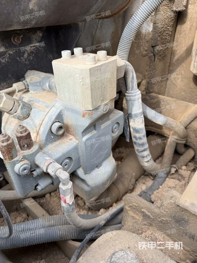 液压泵舱室正面整体(整机外观) 液压泵舱室正面整体(整机外观)