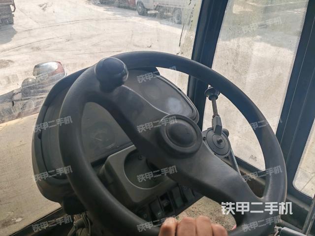 駕駛室側(cè)向上照全景（壓路機(jī)駕駛室）