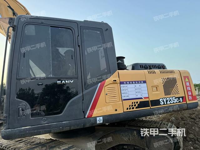 駕駛室頂部(整機(jī)外觀) 駕駛室頂部(整機(jī)外觀)