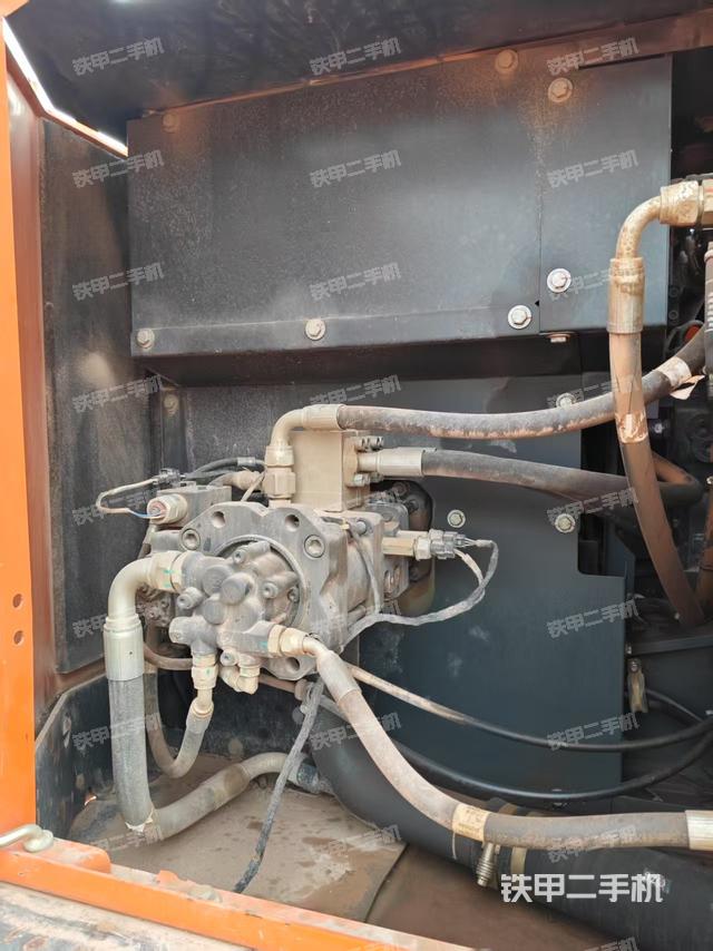 液壓泵艙室正面整體(整機(jī)外觀) 液壓泵艙室正面整體(整機(jī)外觀)