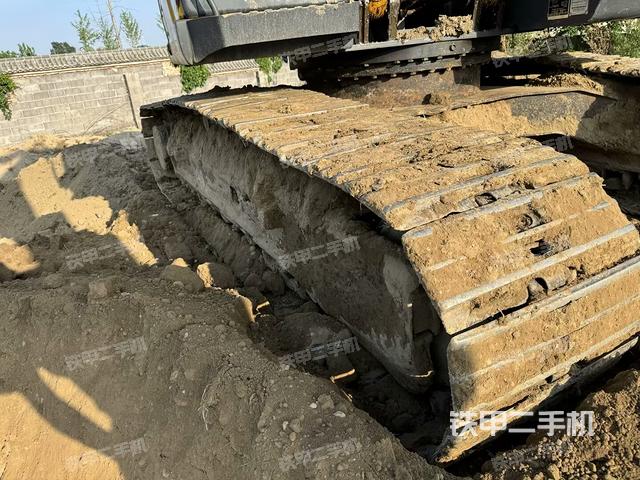 單側(cè)履帶整體(整機(jī)外觀) 單側(cè)履帶整體(整機(jī)外觀)