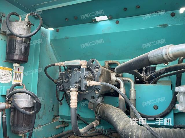 液壓泵艙室正面整體(整機(jī)外觀) 液壓泵艙室正面整體(整機(jī)外觀)