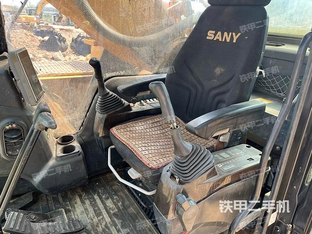 駕駛室整體(整機(jī)外觀) 駕駛室整體(整機(jī)外觀)
