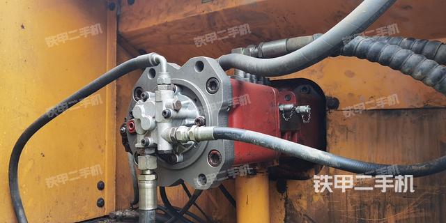 液压泵舱室正面整体（整机外观）