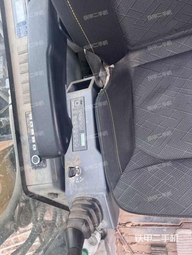 座椅右侧控制台/钥匙门/油门/含右手柄(驾驶室部分) 座椅右侧控制台/钥匙门/油门/含右手柄(驾驶室部分)