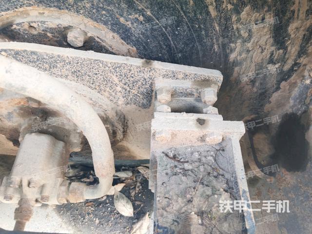 前輪左側(cè)減震塊連接及部件（壓路機(jī)前后車架）