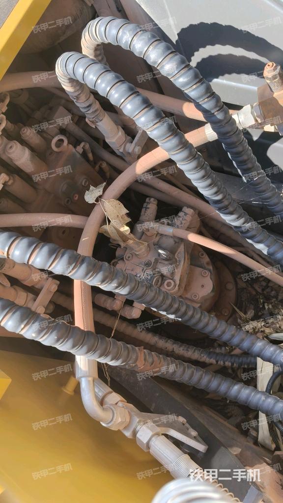 回转马达和主控阀(整机外观) 回转马达和主控阀(整机外观)