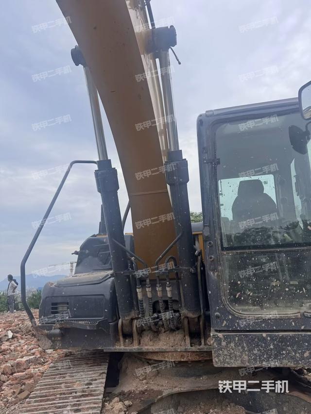 大臂油缸整体 竖拍(工作和回转装置) 大臂油缸整体 竖拍(工作和回转装置)