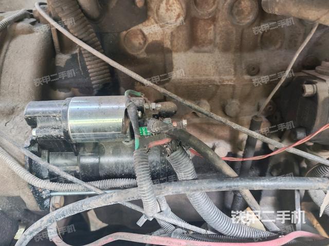 發(fā)動(dòng)機(jī)上部全景（壓路機(jī)發(fā)動(dòng)機(jī)艙）