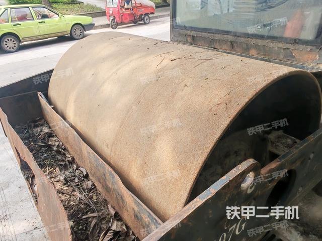 后輪左側(cè)全景（壓路機(jī)前后車架）