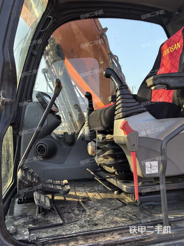 驾驶室整体（整机外观）