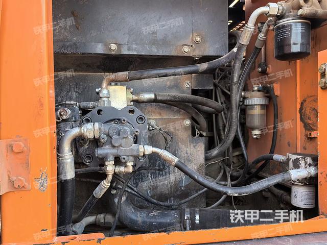 液压泵舱室正面整体（整机外观）