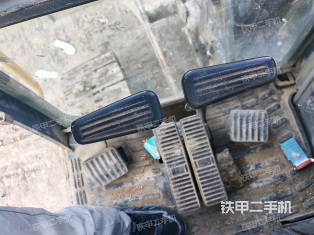 行走控制手柄和踏板?俯拍(駕駛室部分) 行走控制手柄和踏板?俯拍(駕駛室部分)