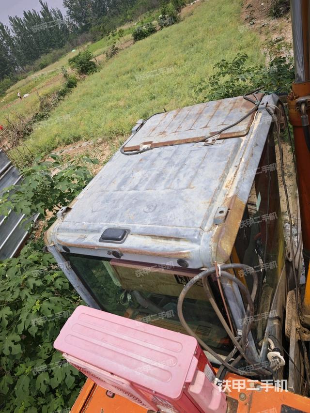 駕駛室頂部（整機外觀）