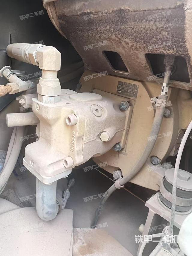 液壓泵艙室正面整體(整機外觀) 液壓泵艙室正面整體(整機外觀)