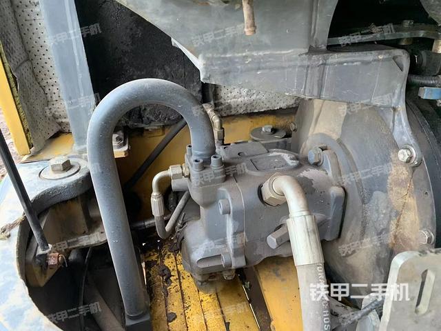 液壓泵艙室正面整體(整機(jī)外觀) 液壓泵艙室正面整體(整機(jī)外觀)