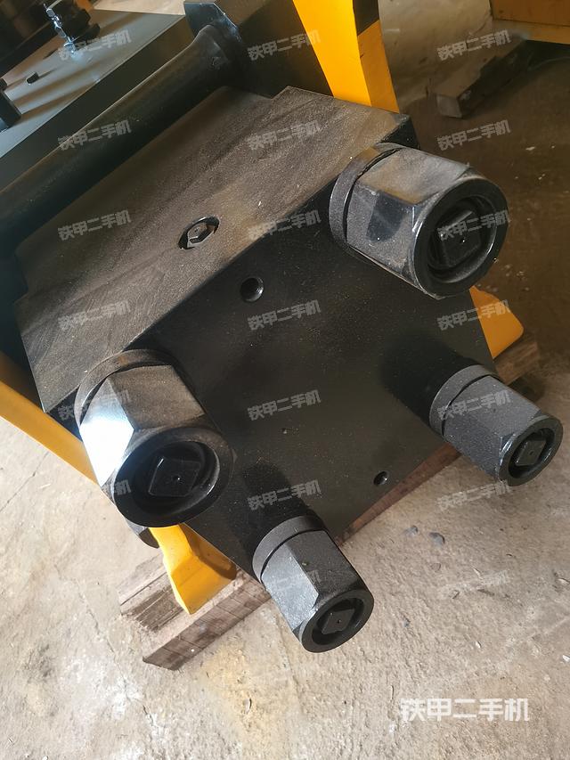 駕駛室操作臺(設(shè)備外觀及核心部件) 駕駛室操作臺(設(shè)備外觀及核心部件)