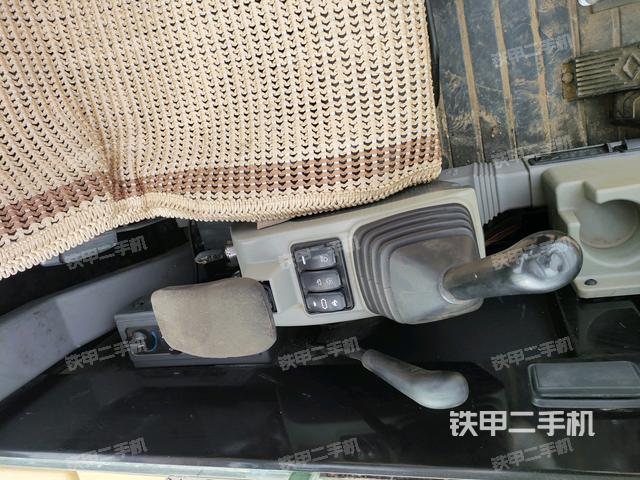 座椅右側(cè)控制臺(tái)/鑰匙門/油門/含右手柄(駕駛室部分) 座椅右側(cè)控制臺(tái)/鑰匙門/油門/含右手柄(駕駛室部分)