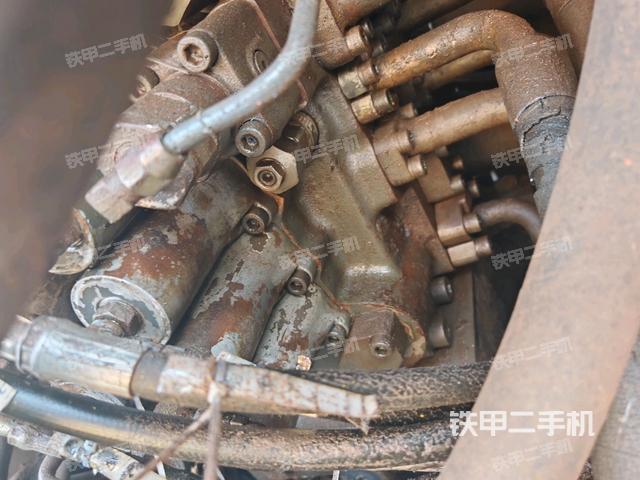 回转马达和主控阀(整机外观) 回转马达和主控阀(整机外观)