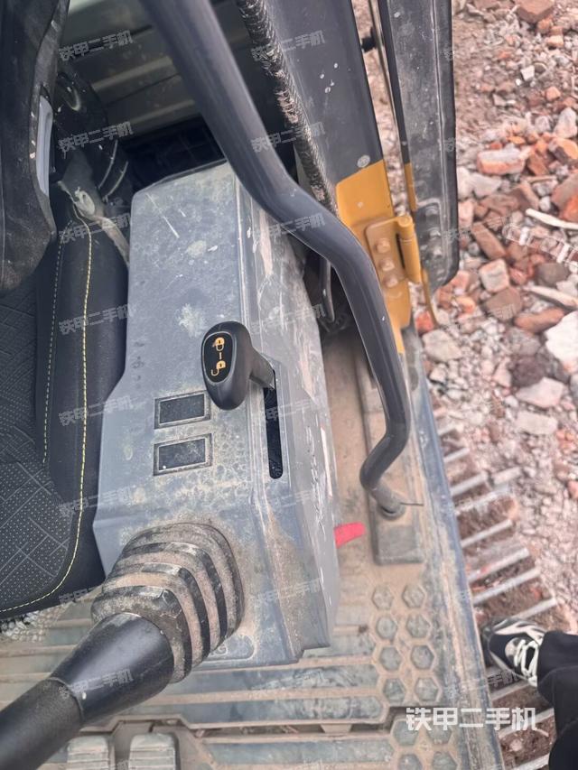 座椅左侧控制台/音响/含左手柄(驾驶室部分) 座椅左侧控制台/音响/含左手柄(驾驶室部分)