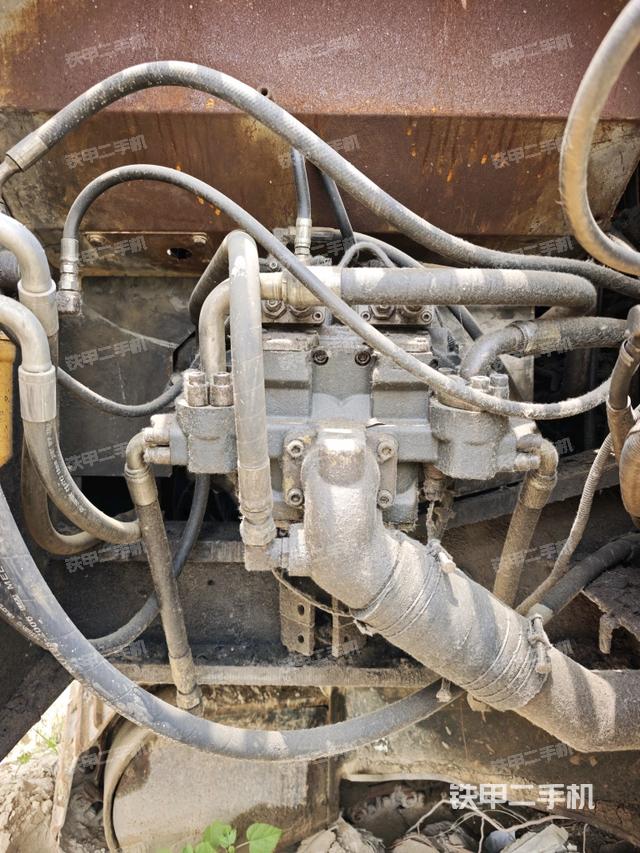 液壓泵艙室正面整體（整機外觀）