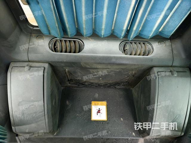 行走控制手柄和踏板?俯拍（駕駛室部分）