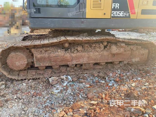 單側(cè)履帶整體(整機(jī)外觀) 單側(cè)履帶整體(整機(jī)外觀)