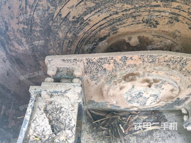 鉸接正右側(cè)（壓路機(jī)前后車架）