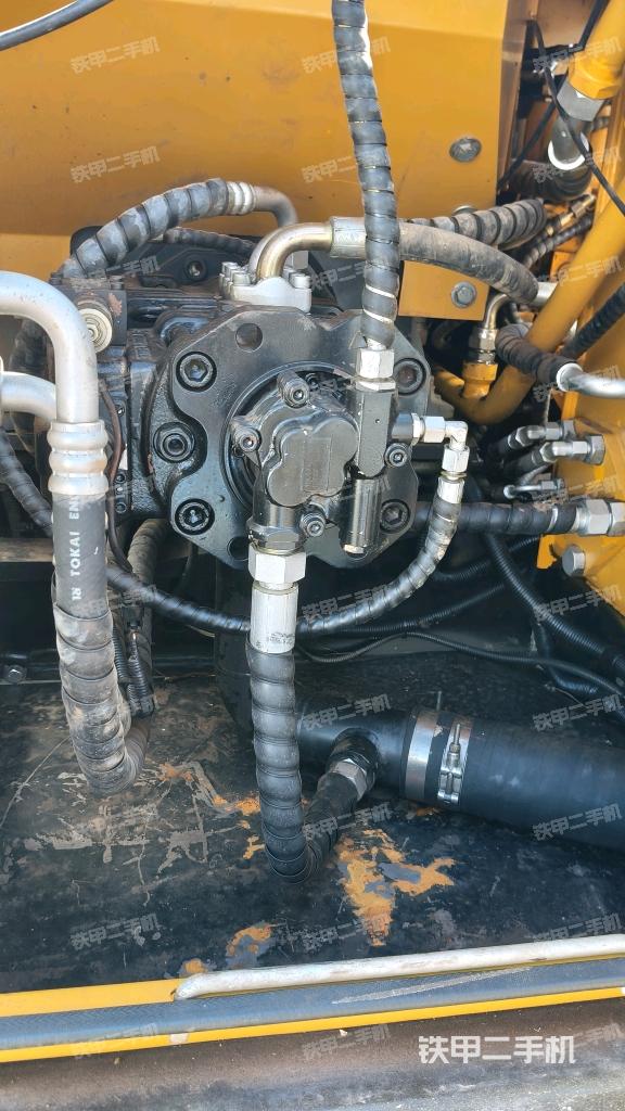 液壓泵艙室正面整體（整機外觀）