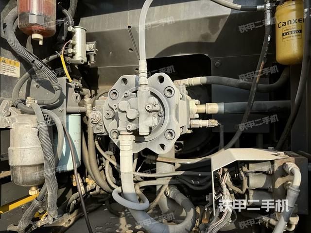 液壓泵艙室正面整體(整機(jī)外觀) 液壓泵艙室正面整體(整機(jī)外觀)